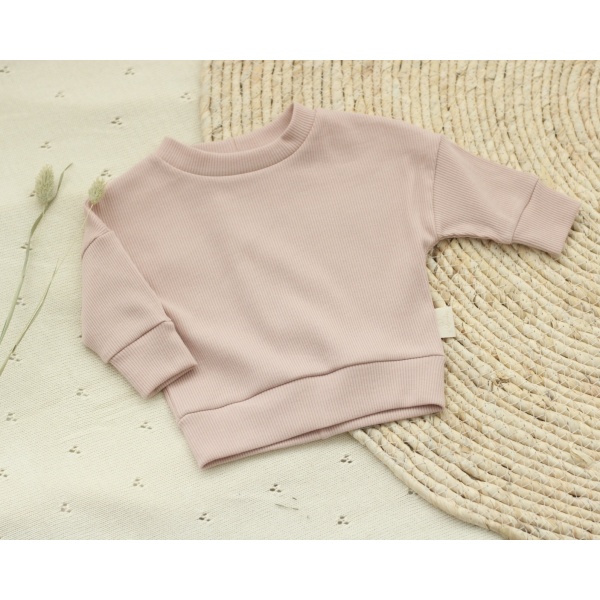 Een semi oversized sweater van ribstof in de kleur nude pink
