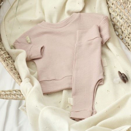 Een newbornset met een trui en een broek in de kleur nude pink