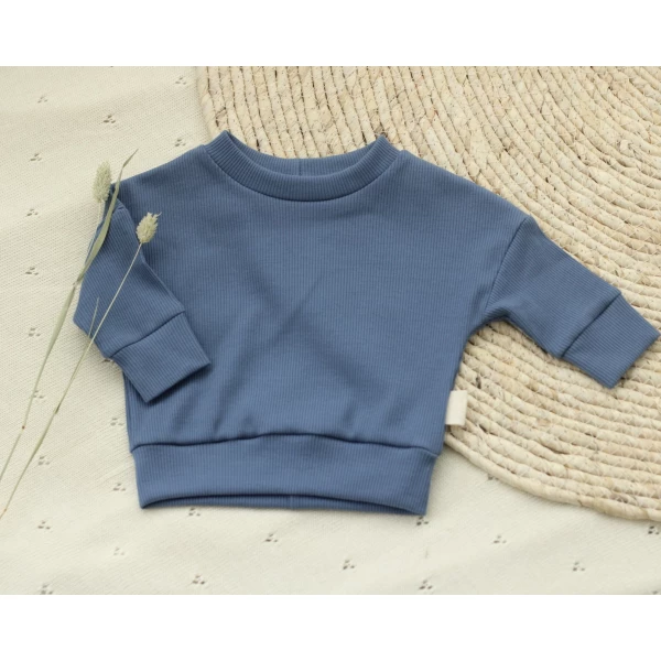Een oversized sweater van ribstof in de kleur dark jeans
