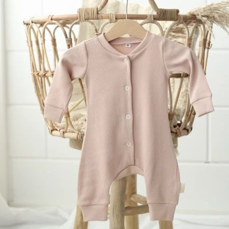 Een boxpakje van ribstof in de kleur nude pink