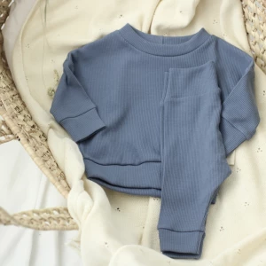 Een babytrui en babybroek van ribstof in de kleur dark jeans