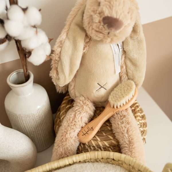 Houten babyborstel met naam gegraveerd en een happy horse knuffel beige