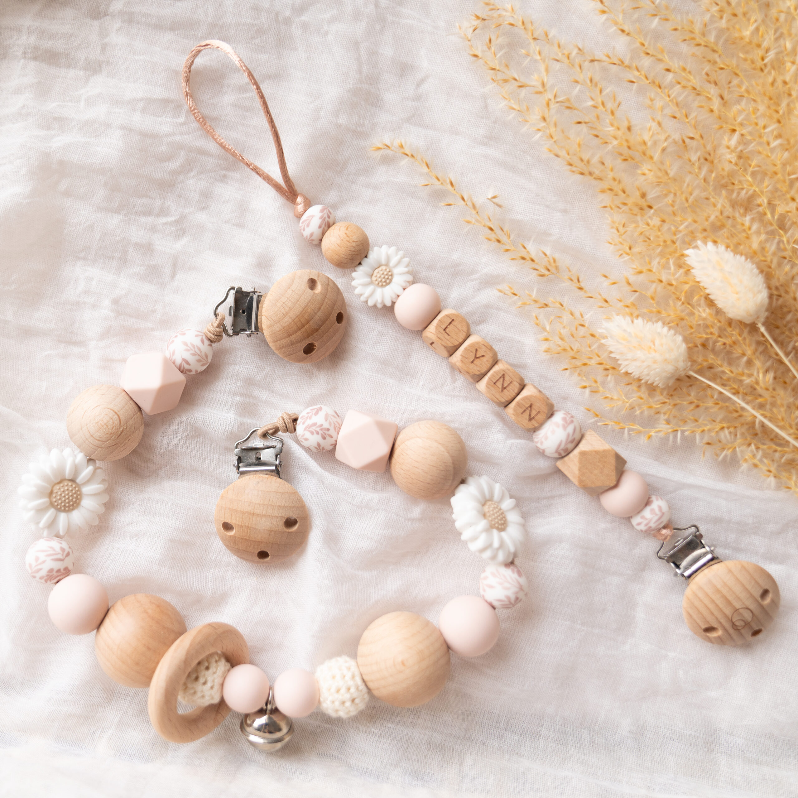 Giftset met naam met speenkoord en wagenspanner Leaves en witte bloem