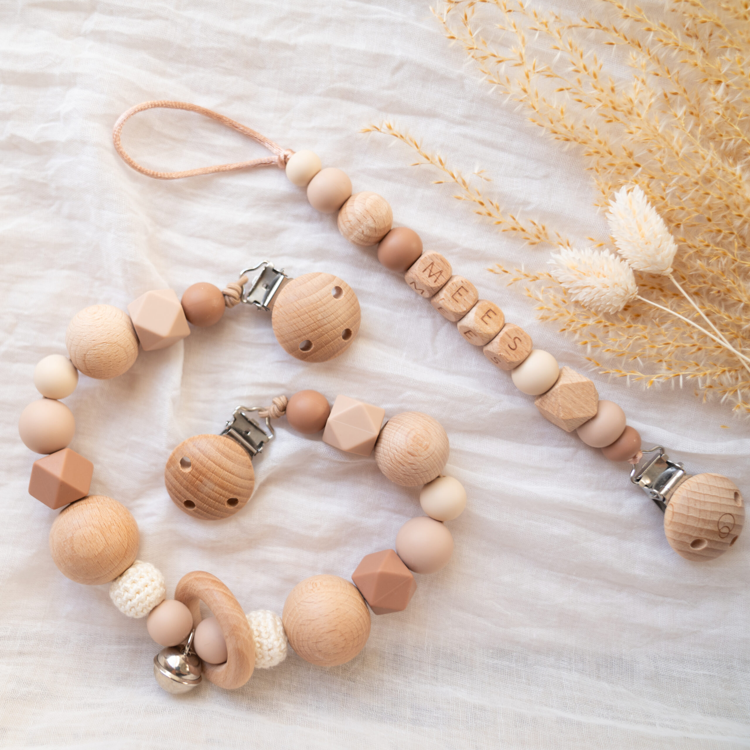Giftset met naam met speenkoord en wagenspanner in het nude en bruin