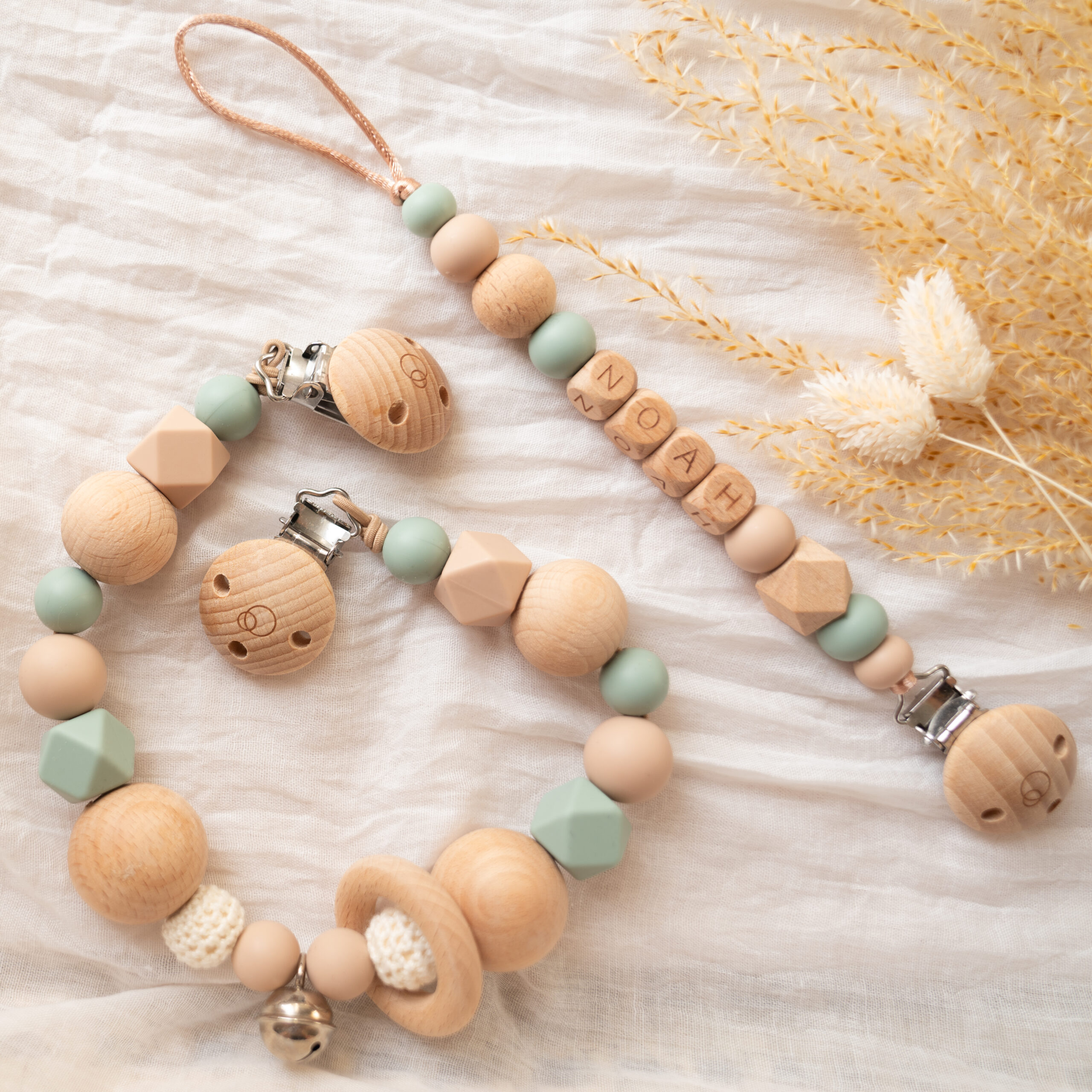 Giftset met naam met een speenkoord en wagenspanner in het Nude en dragon groen