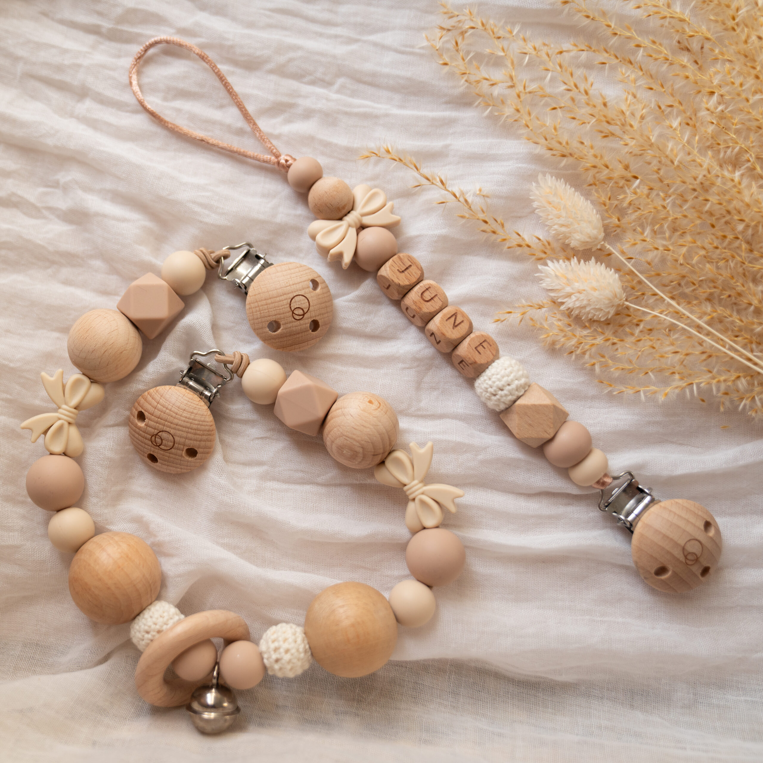 Giftset met naam met een speenkoord en wagenspanner in het nude met strik