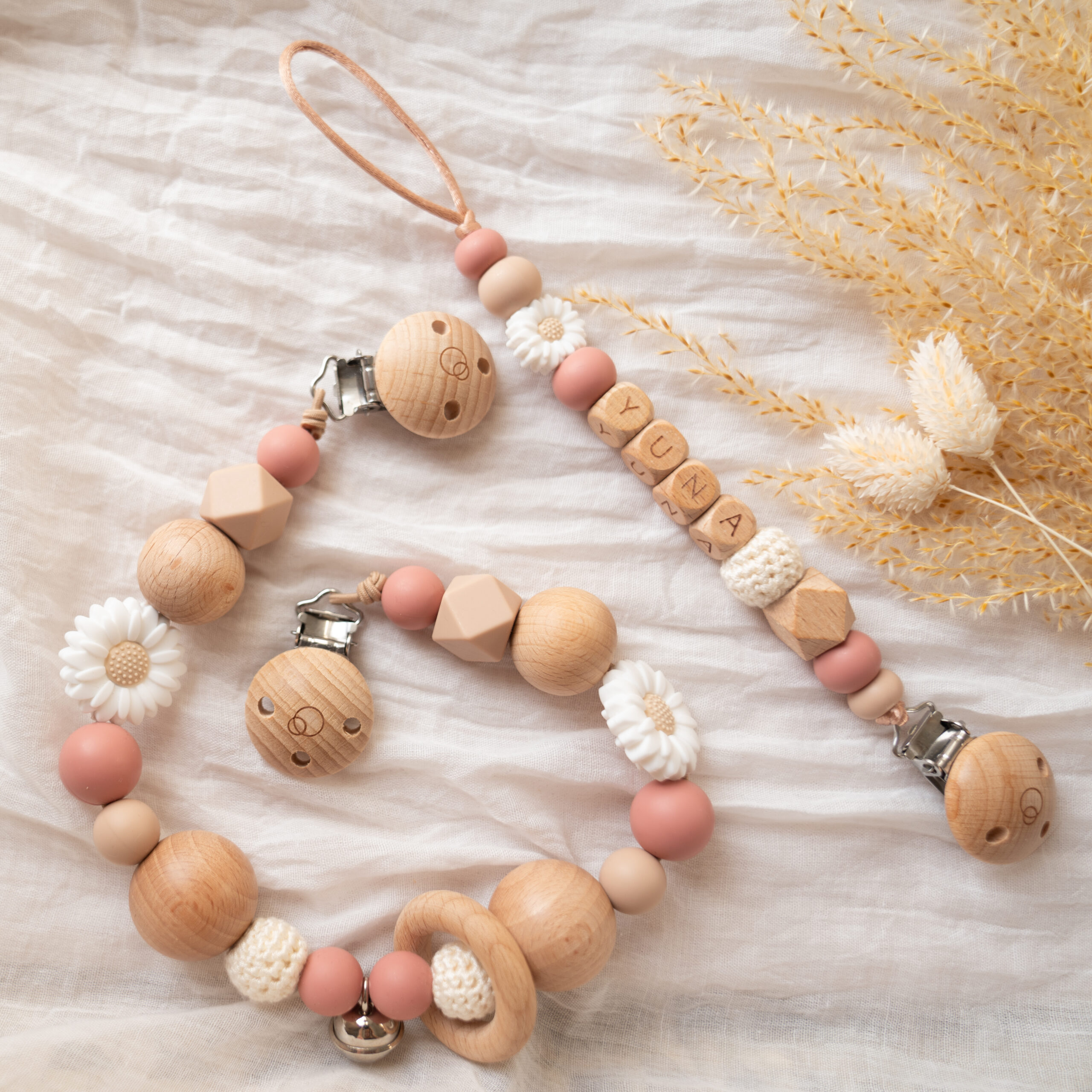 Giftset met naam met een speenkoord en wagenspanner in het roze met witte bloem