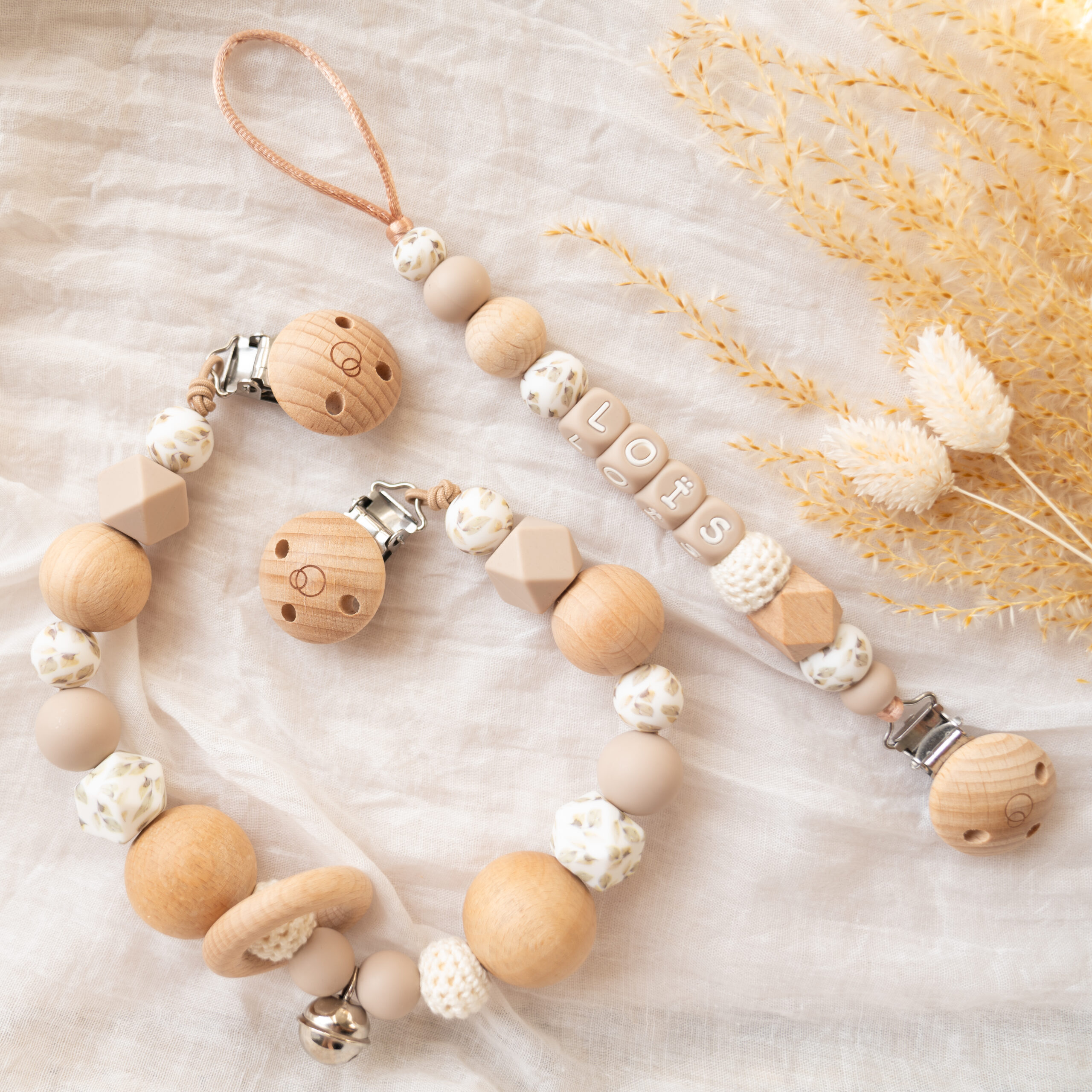 Giftset met naam met een speenkoord en wagenspanner in het taupe met blaadjes kralen