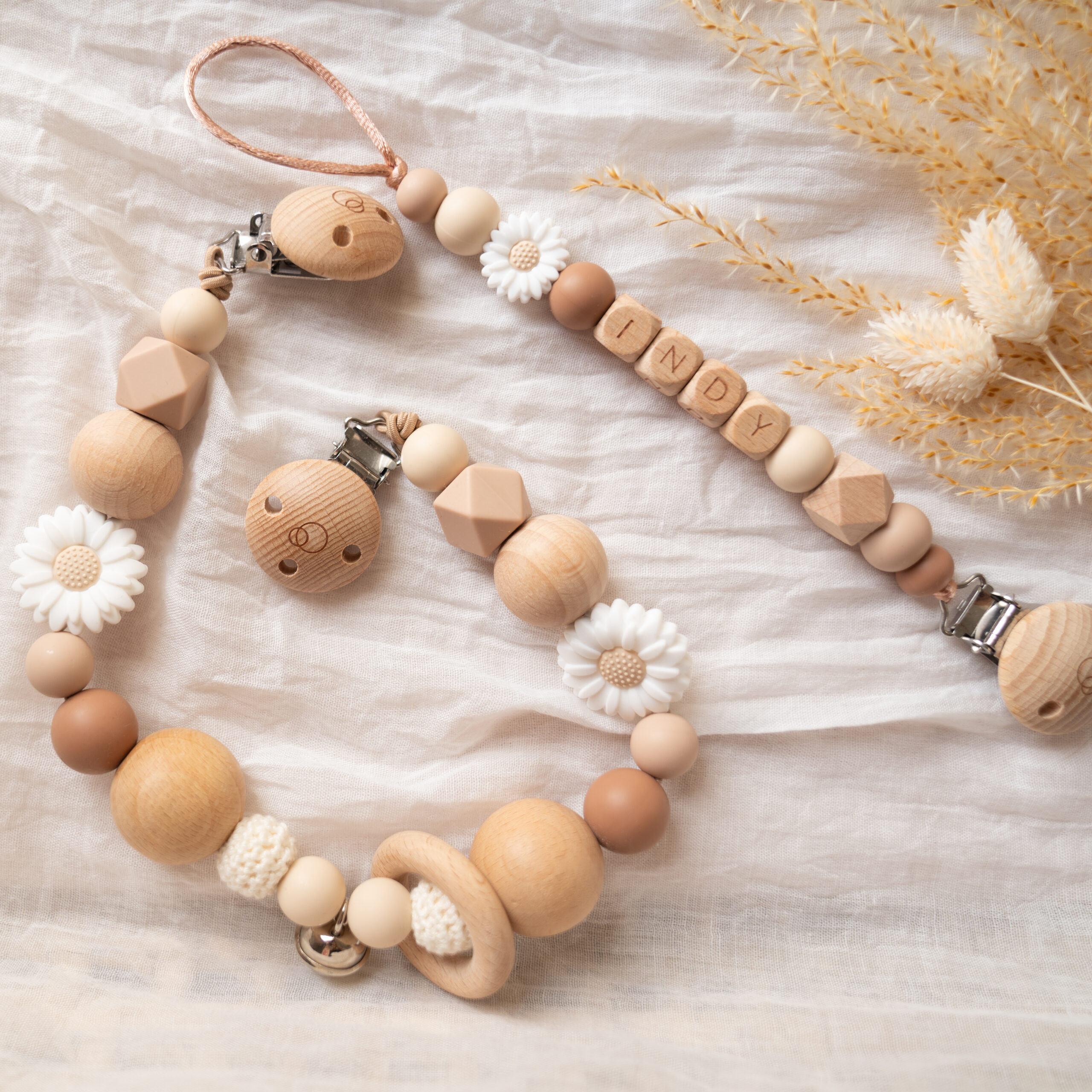 Giftset met naam met een speenkoord en wagenspanner in het zacht bruin met witte bloem