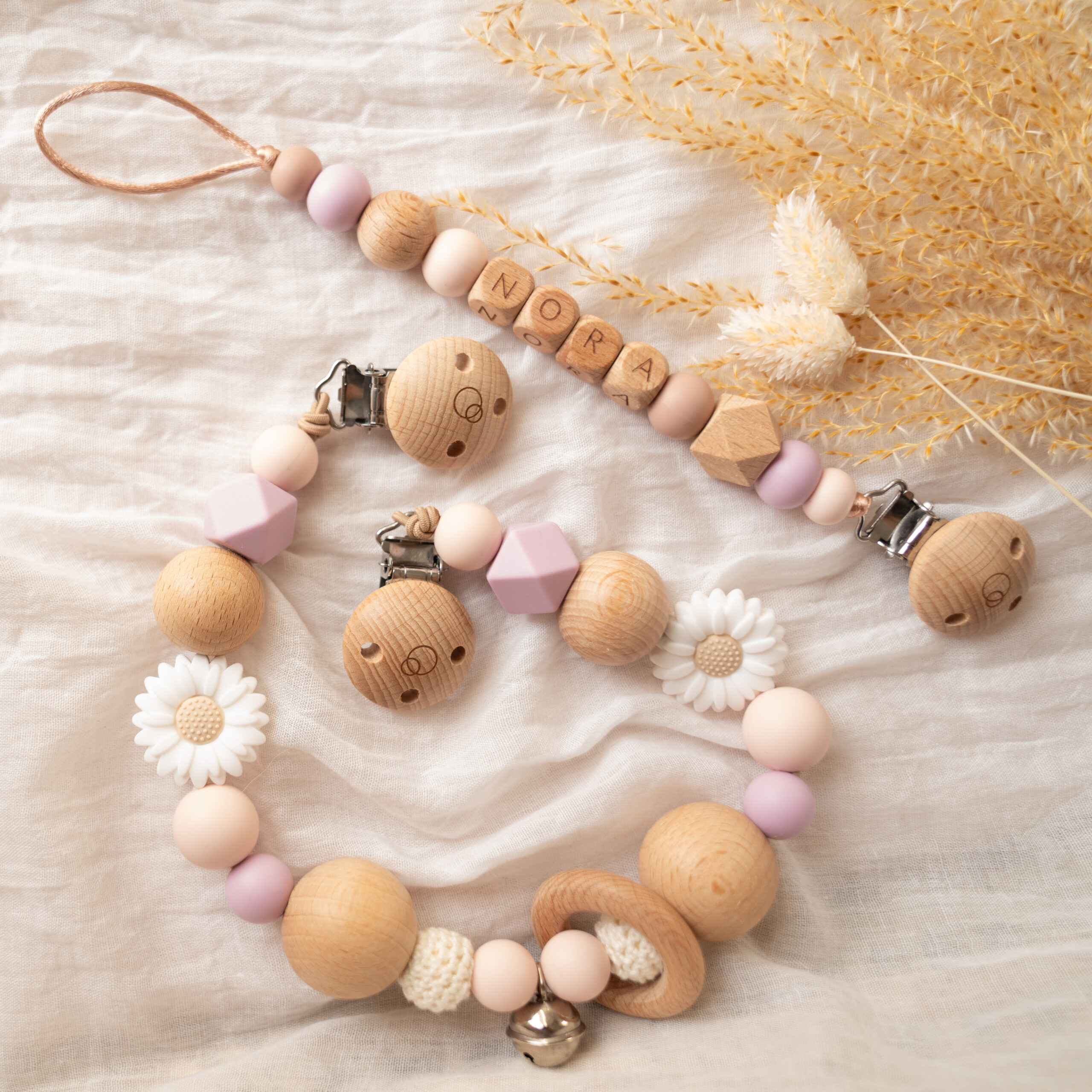 Giftset met naam met een speenkoord en wagenspanner in het lila en zacht roze