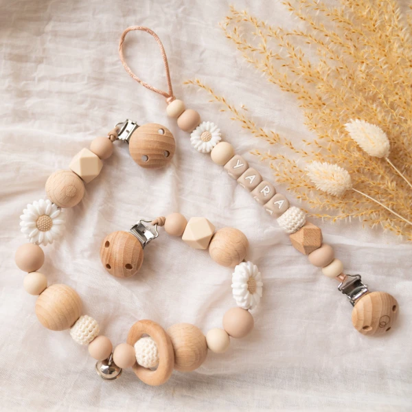 Giftset met naam met speenkoord en wagenspanner in nude tinten met witte bloem