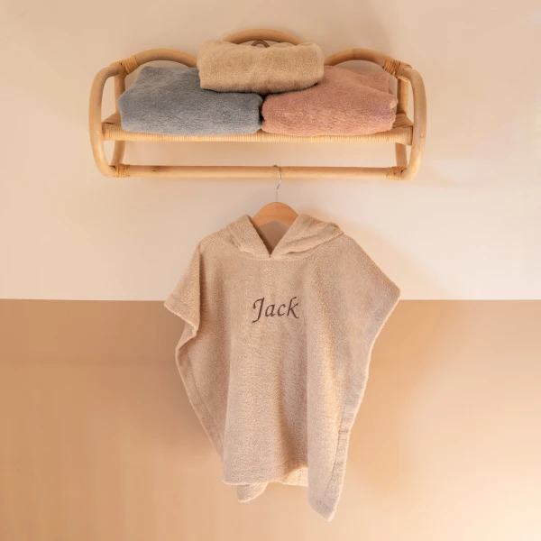 Badponcho met naam beige