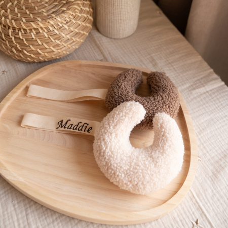 Speenknuffel met naam maan in het bruin en offwhite